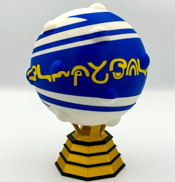 Deckbox 3D Blitzball para MTG Commander - vista frontal Caja Blitzball multicolor con contadores y compartimento para tokens Deckbox Blitzball Final Fantasy - vista completa con base de exhibición