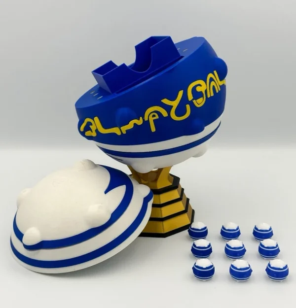 Deckbox 3D Blitzball para MTG Commander - vista frontal Caja Blitzball multicolor con contadores y compartimento para tokens Deckbox Blitzball Final Fantasy - vista completa con base de exhibición