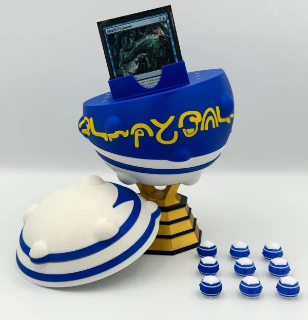 Deckbox 3D Blitzball para MTG Commander - vista frontal Caja Blitzball multicolor con contadores y compartimento para tokens Deckbox Blitzball Final Fantasy - vista completa con base de exhibición