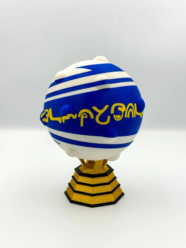 Deckbox 3D Blitzball para MTG Commander - vista frontal Caja Blitzball multicolor con contadores y compartimento para tokens Deckbox Blitzball Final Fantasy - vista completa con base de exhibición